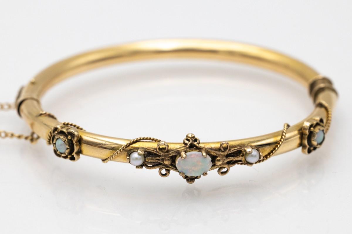 Bracciale rigido antico in oro a 14 carati.
Conservato in stile Art Nouveau, sottilmente decorato con opali e perle.
Origine: Europa occidentale, intorno al 1900.
Ottime condizioni, pietra centrale leggermente scheggiata.
Peso del prodotto: