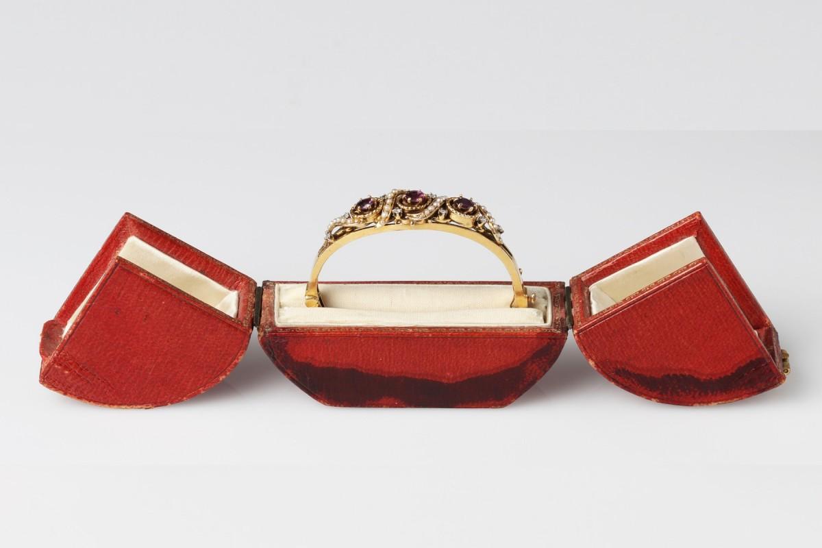 Antikes Armband mit Rubinen, Naturperlen und Diamanten, Skandinavien, 1910er Jahre. (Art nouveau) im Angebot
