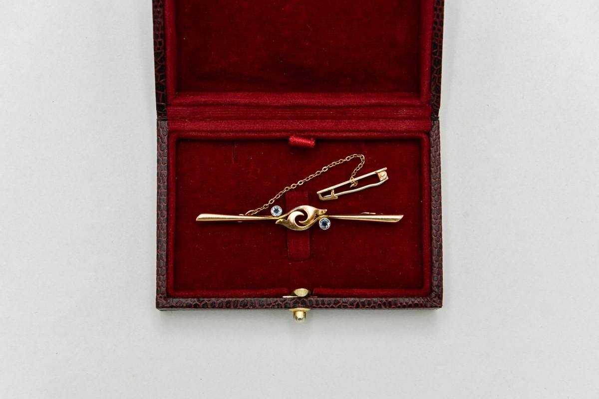 Women's or Men's Old gold brooch with aquamarines For Sale