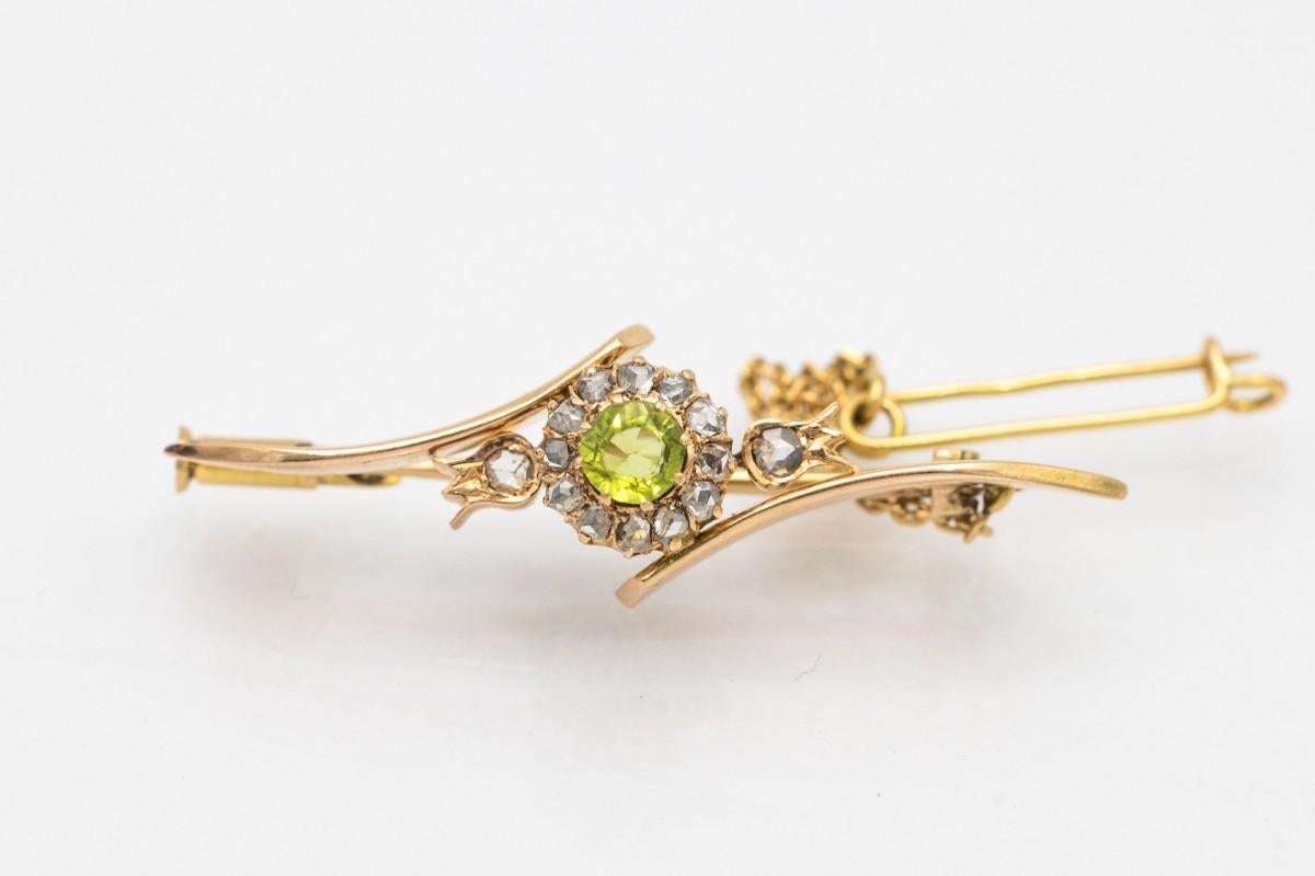 Antica spilla in oro con olivina e diamanti, Russia, inizio XX secolo. In condizioni buone in vendita a Chorzów, PL