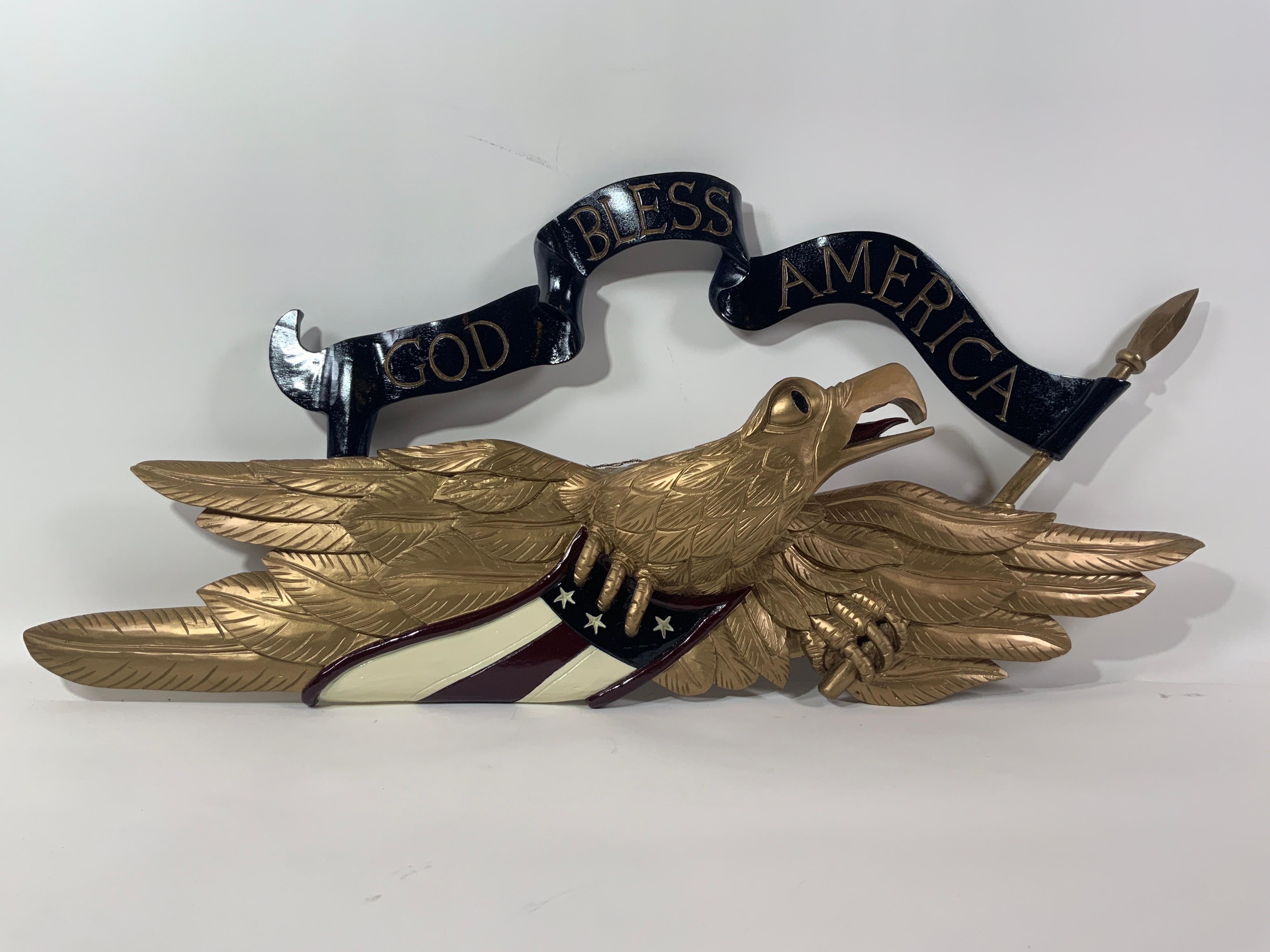 Aigle américain en bois sculpté. Peint en vieil or. la bannière 