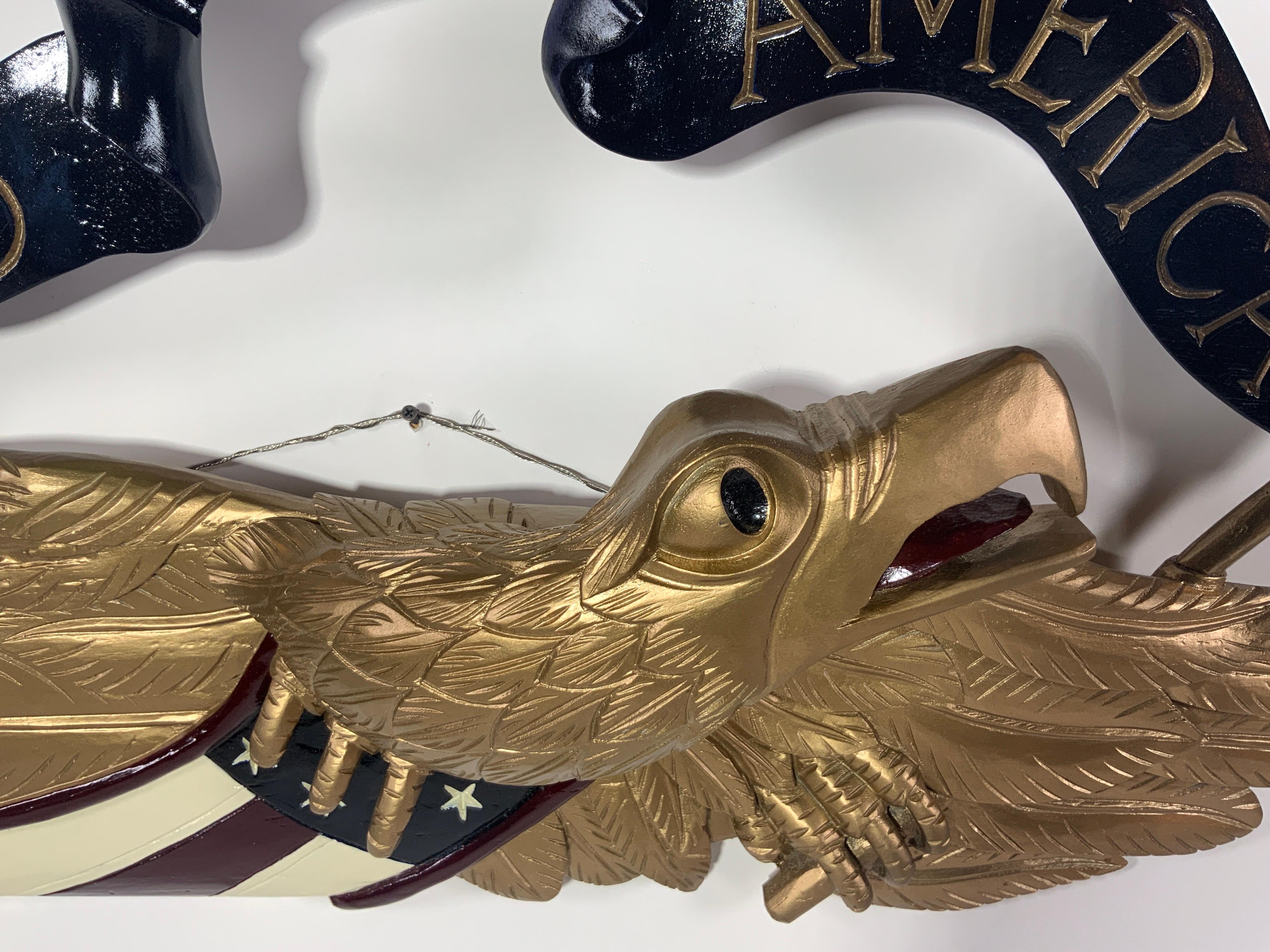 Bois Ancien aigle sculpté en or, « Dieu sans Amérique ». en vente