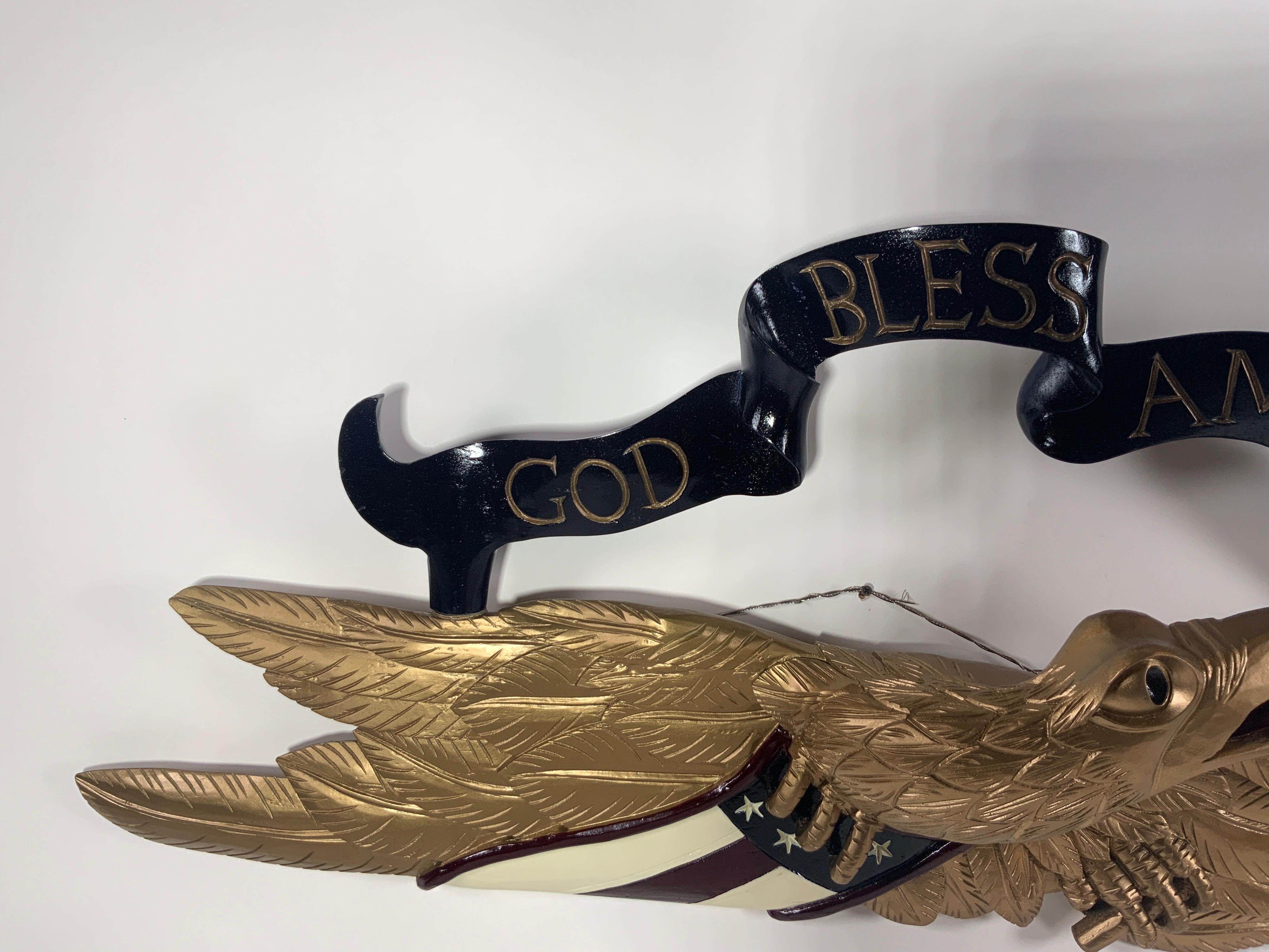 Ancien aigle sculpté en or, « Dieu sans Amérique ». en vente 2
