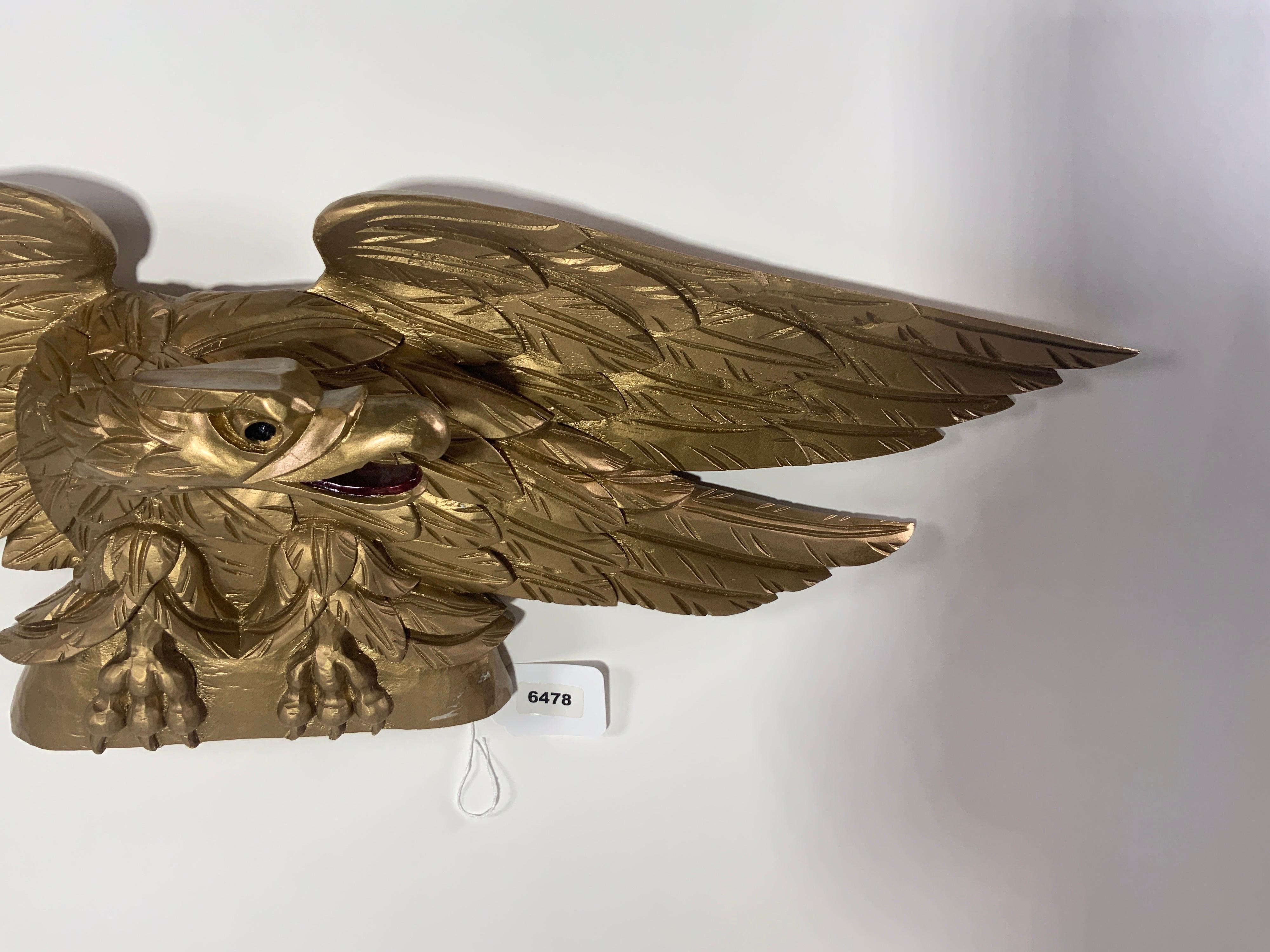 Old Gold geschnitzter amerikanischer Adler aus Holz im Angebot 1