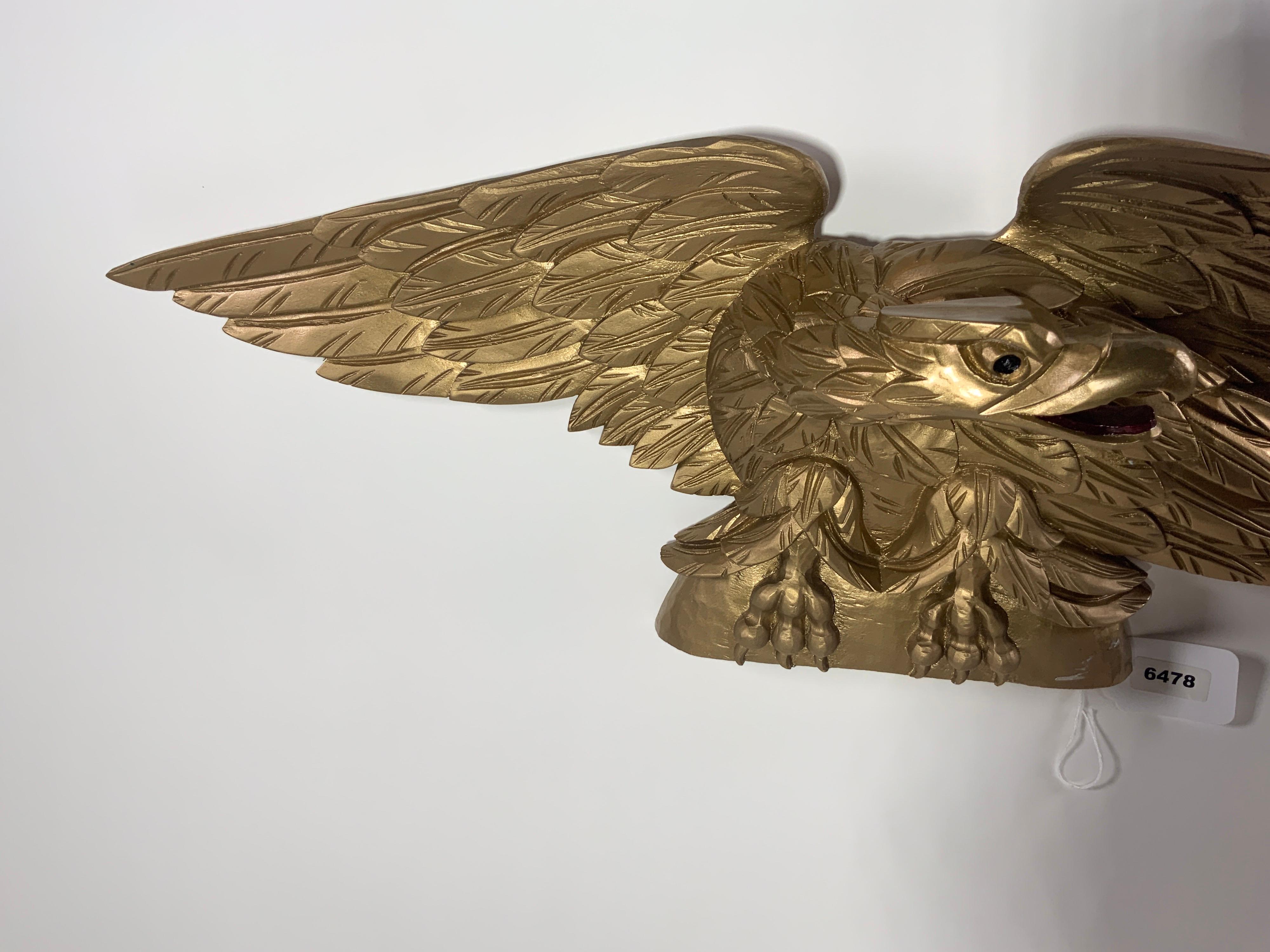 Old Gold geschnitzter amerikanischer Adler aus Holz im Angebot 2