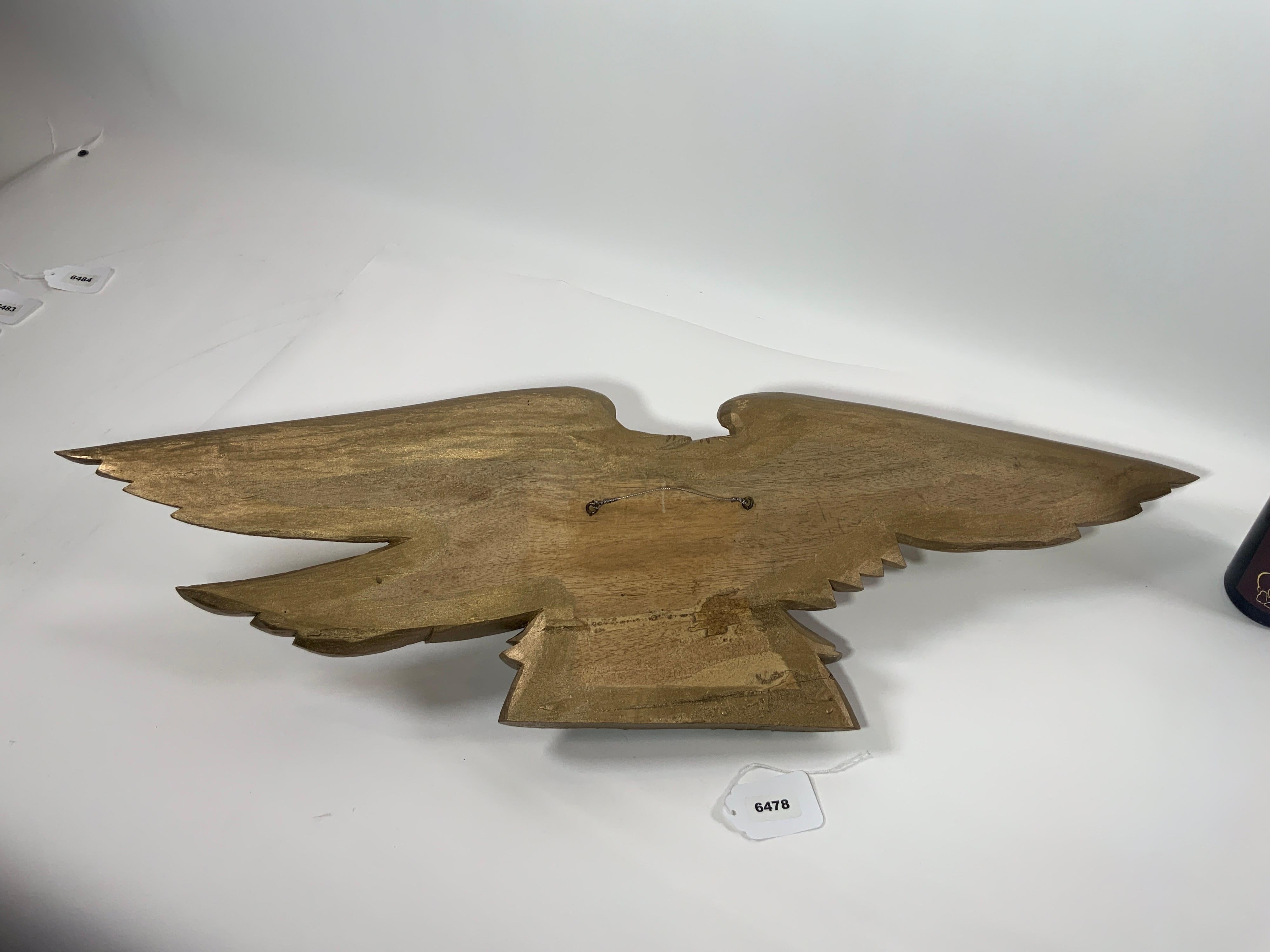 Ancien aigle américain en bois sculpté et doré en vente 3