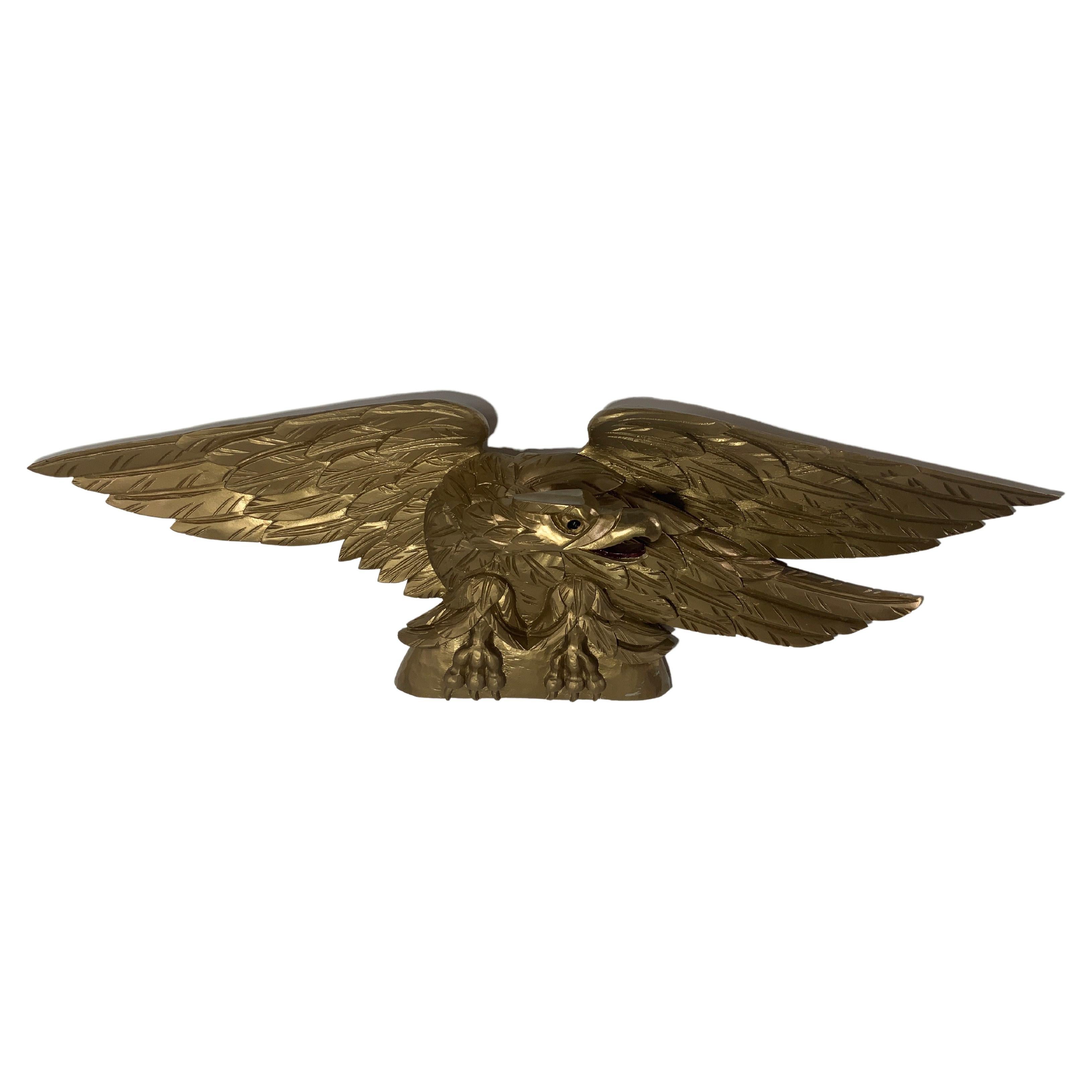 Ancien aigle américain en bois sculpté et doré en vente