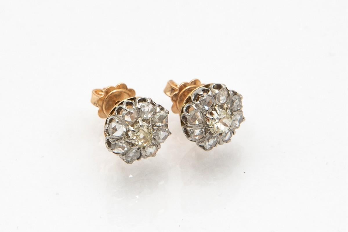 Orecchini in oro antico con diamanti da 1,20 carati ed elementi in platino, 1890 circa. in vendita 1