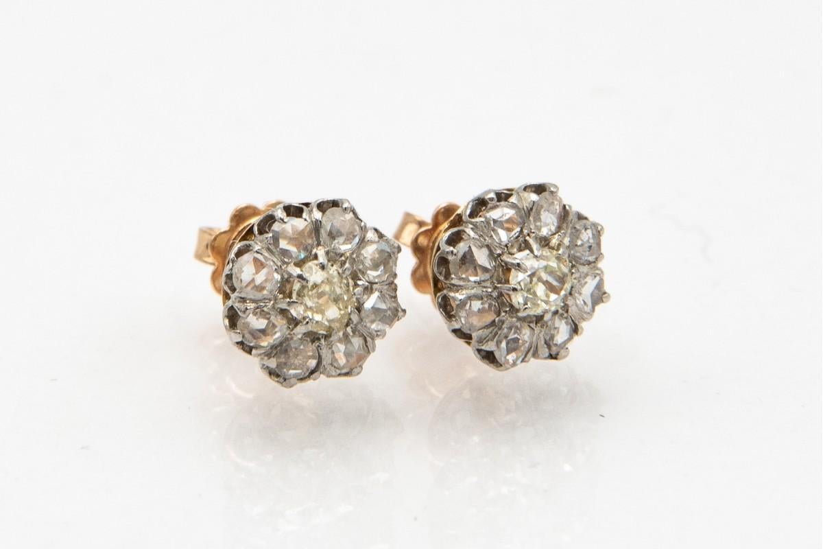 Orecchini in oro antico con diamanti da 1,20 carati ed elementi in platino, 1890 circa. in vendita 3