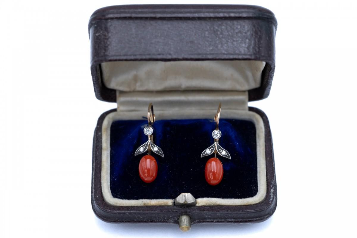 Old earrings made of 14 carat gold, decorated with natural coral and diamonds with a total weight of 0.21ct.

Weight: 3.50g.

Origin: Hungary, mid-20th century.

Length: 2.5cm.

The earrings are currently being tested in a gemological laboratory for
