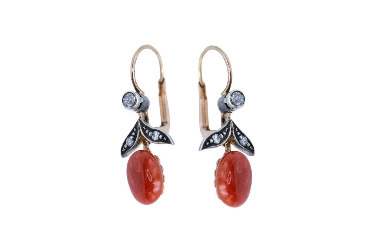 Cabochon Old gold earrings with coral and diamonds.
