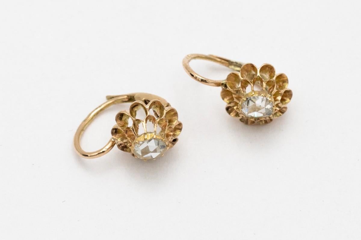 Delicate gold flower-shaped earrings made of 0.585 yellow gold.

Origin: Austria-Hungary, preserved hallmark for 14-carat gold used in the years 1871-1922

Earrings studded with diamonds in old rosette cuts, total weight 0.45ct (color H-I, clarity