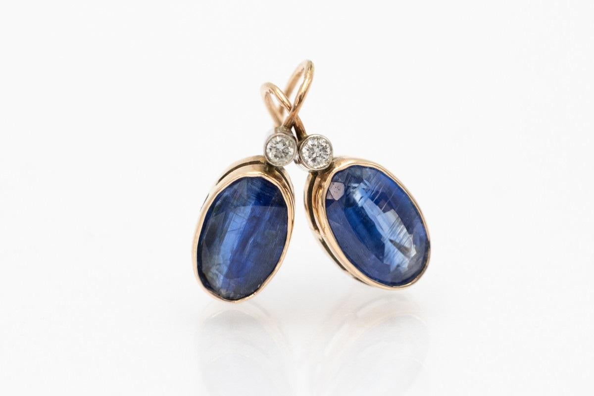 Antique earrings made of 14 carat gold with diamonds with a total weight of 0.10 ct. Decorated with kyanite (or kyanite) also called kyanite. It is a blue mineral from the island silicate group.

The beautiful, timeless form and the deep blue shade