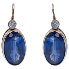 Pendientes de oro viejo con diamantes y cianita, mediados del siglo XX.