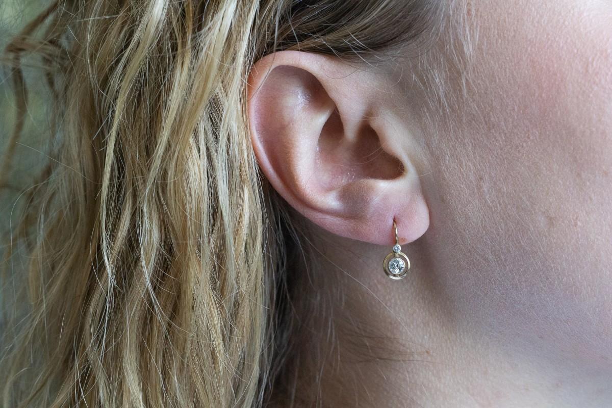 Klassischer österreichisch-ungarischer Schmuck - schöne goldene Diamantohrringe mit Diamanten von insgesamt 0,45ct.

Die Ohrringe sind aus 14 Karat Gelbgold gefertigt.

Herkunft: Österreich-Ungarn, Pest, Anfang des 20. Jahrhunderts.

Die Ohrringe