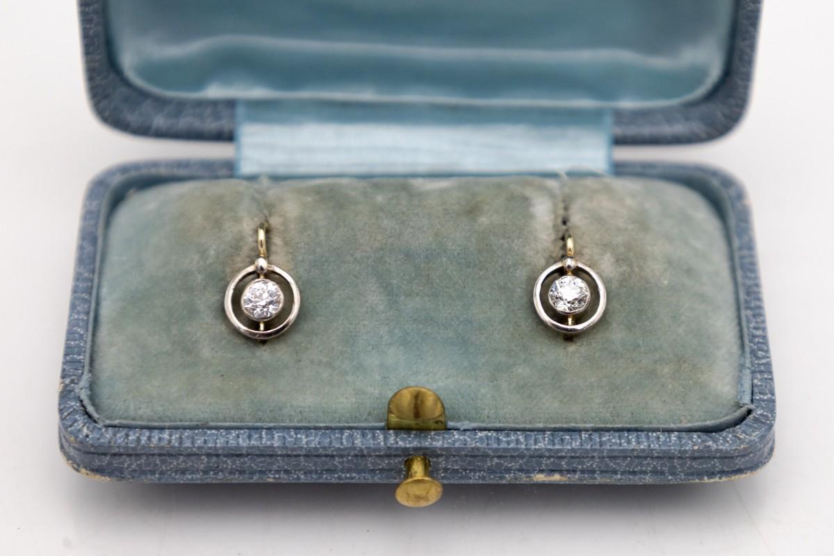 Timeless delicate earrings made of 14 karat yellow and white gold.

Decorated with old brilliant-cut diamonds with a total weight of approx. 0.48 ct.

Origin: Western Europe, early 20th century.

Product weight: 1.74 g

Length: 1.2 cm

Very good