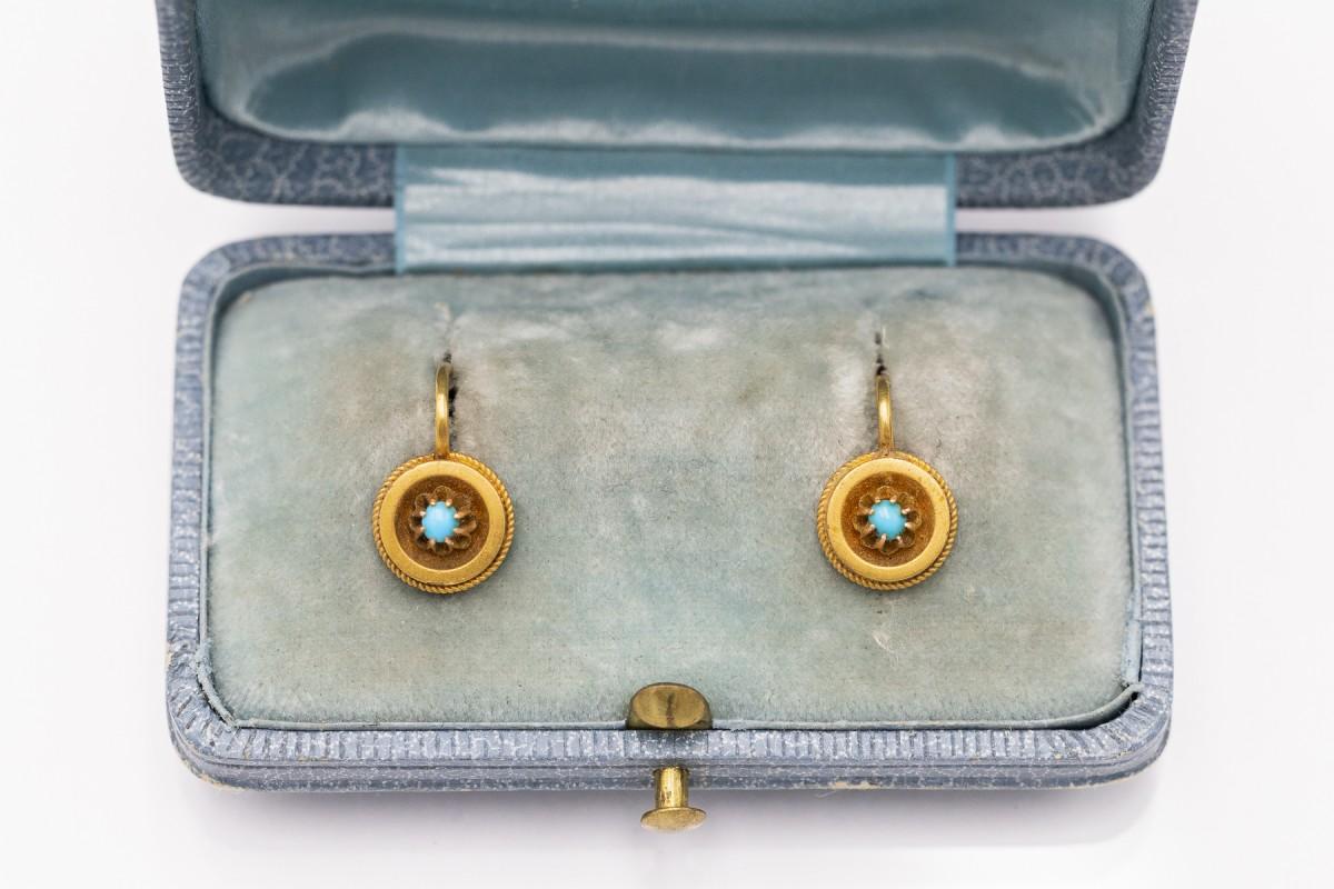 Boucles d'oreilles délicates en or jaune 14 carats avec de minuscules turquoises.

Origine : Autriche-Hongrie, Vienne, 1872-1922 - poinçon conservé.

Longueur totale : 15 mm, diamètre : 9 mm.

Très bon état ; le fermoir a probablement été réparé