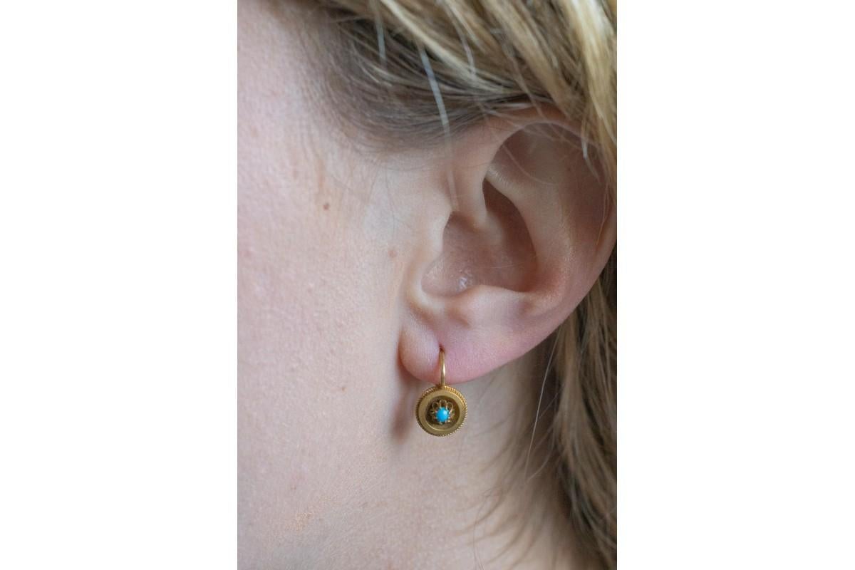 Taille cabochon Boucles d'oreilles en or ancien avec turquoises, Autriche-Hongrie, 1872-1922. en vente