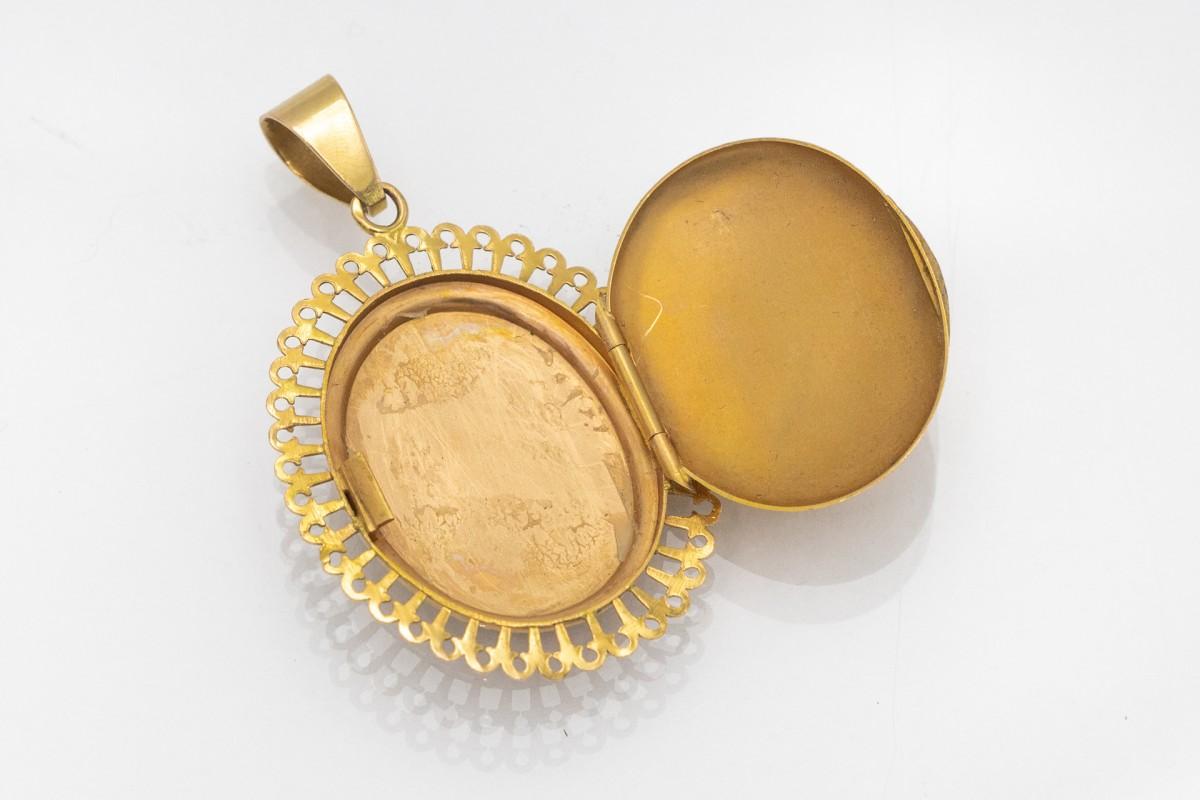 A decorative medallion, pendant made of 18 carat gold with a pearl. Elegant form, a beautiful example of sentimental jewelry. It comes from France in the early 20th century.

Very good condition.

Dimensions: 41 x 35 mm.

Weight: 11.4g.