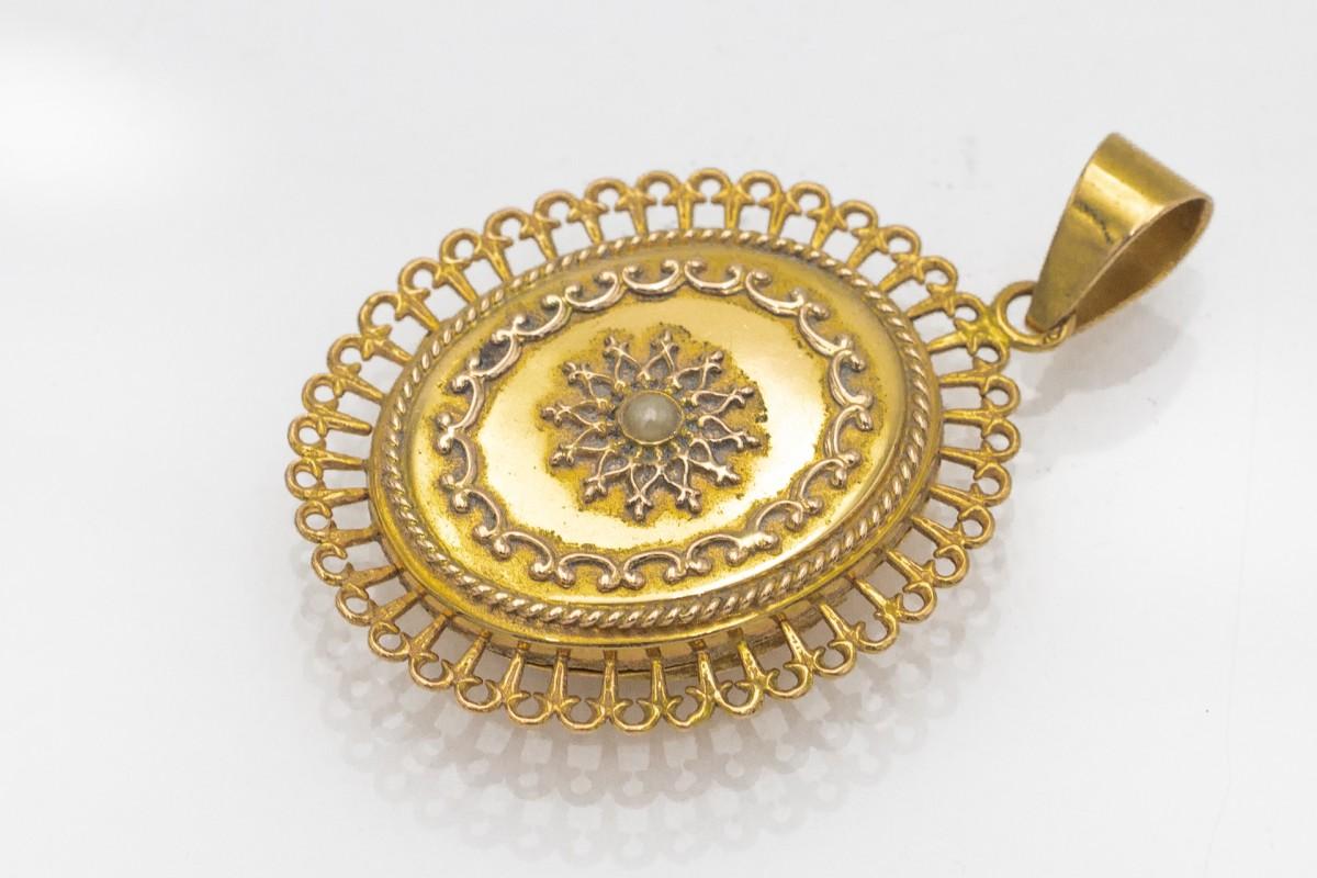 Old gold medallion locket with seed pearl, France, early XX century.  In Good Condition For Sale In Chorzów, PL