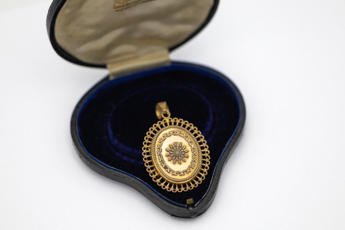 Old gold medallion locket with seed pearl, France, early XX century.  For Sale 1