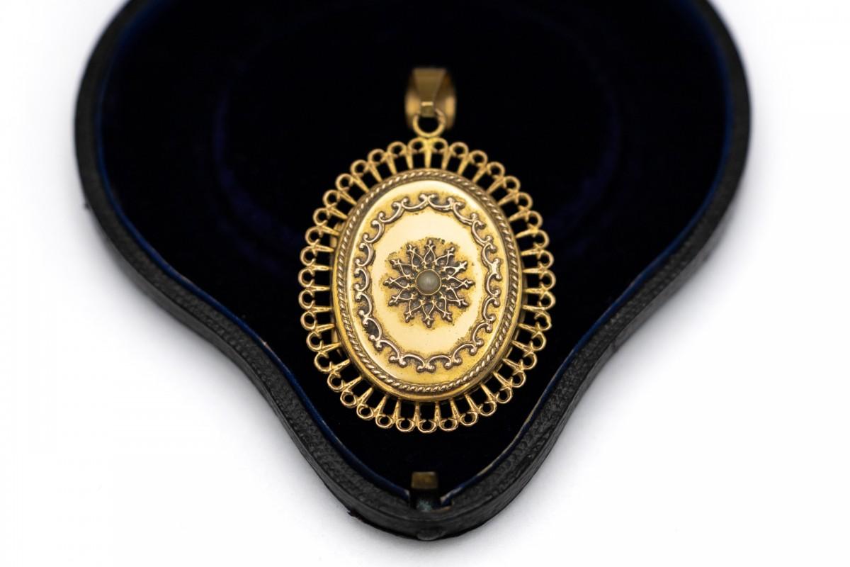 Old gold medallion locket with seed pearl, France, early XX century.  For Sale 2