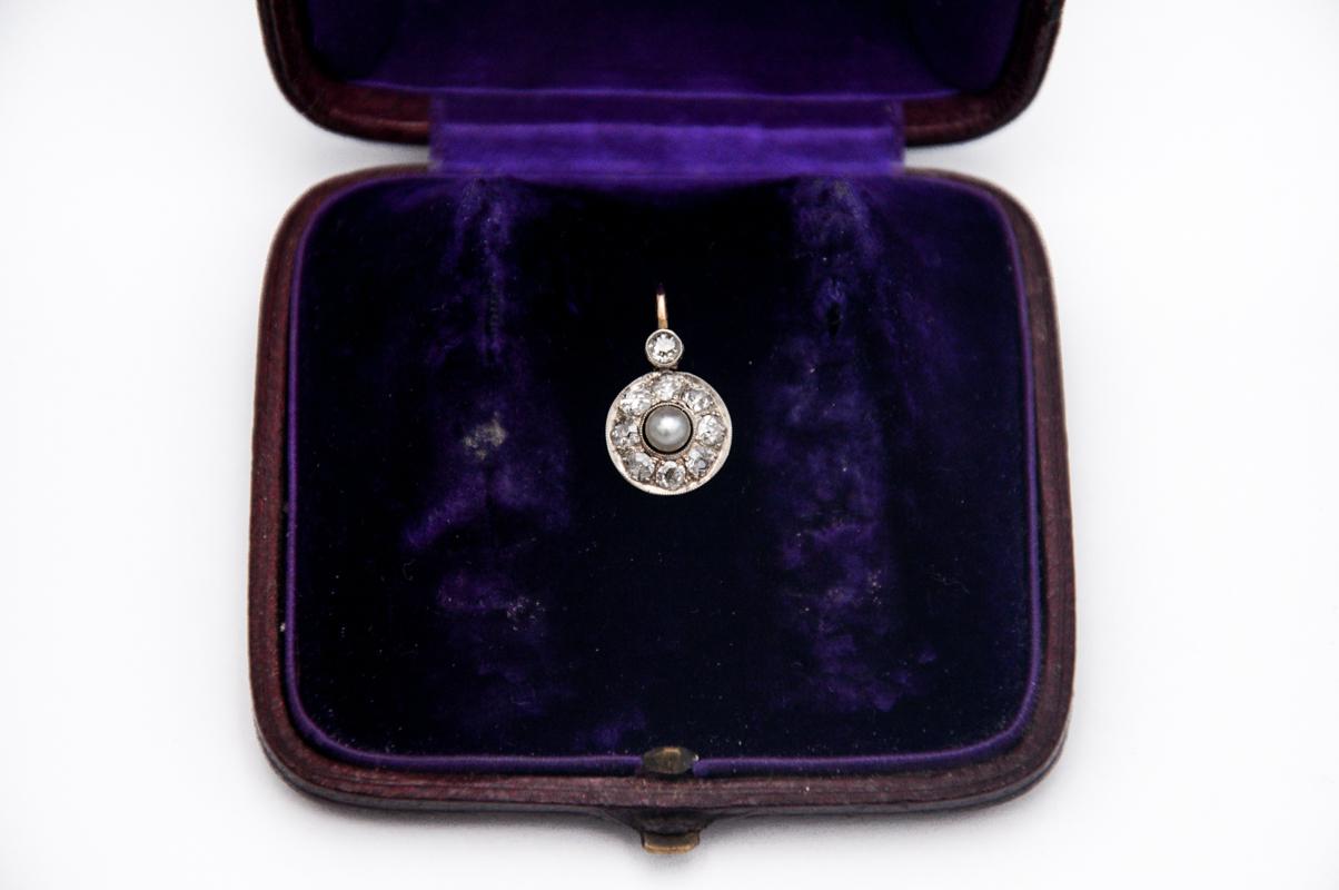 Ein alter Anhänger in Form einer Nelke mit einer Perle und neun Diamanten im ehemaligen Brillantschliff, der sogenannte 