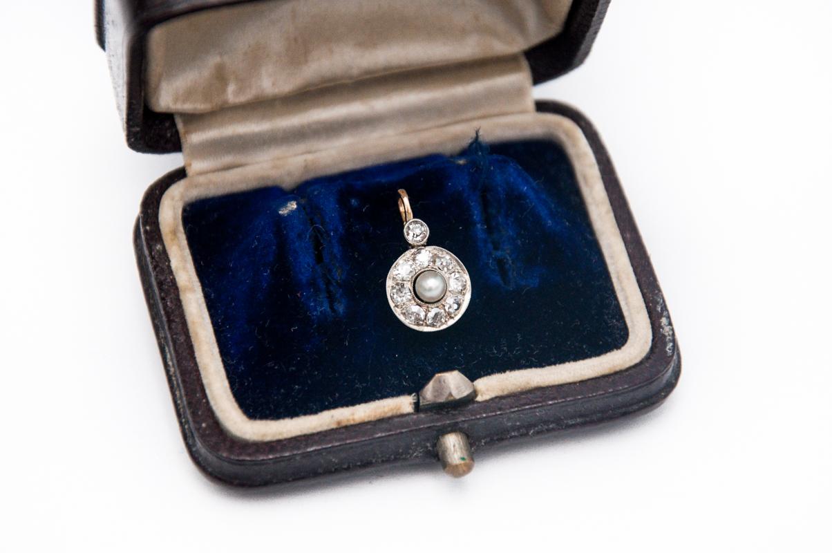 Old gold pendant with pearl and diamonds 0.50 ct, Austria-Hungary, circa 1920. In Good Condition For Sale In Chorzów, PL