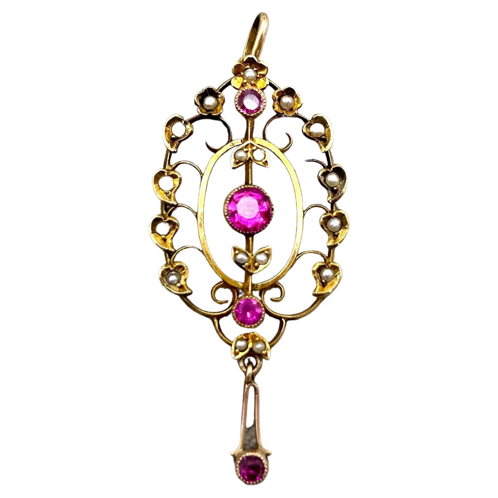 Old gold pendant made of 0.585 yellow gold decorated with four synthetic rubies (rubies made with labolatory technics) and 17 cultured pearls
Very good condition, no damage
length 5.5 cm width 2.5 cm
weight 3.7g