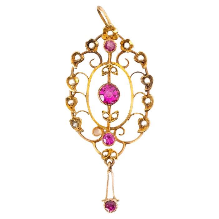 Pendentif en or ancien avec rubis et perles synthétiques en vente