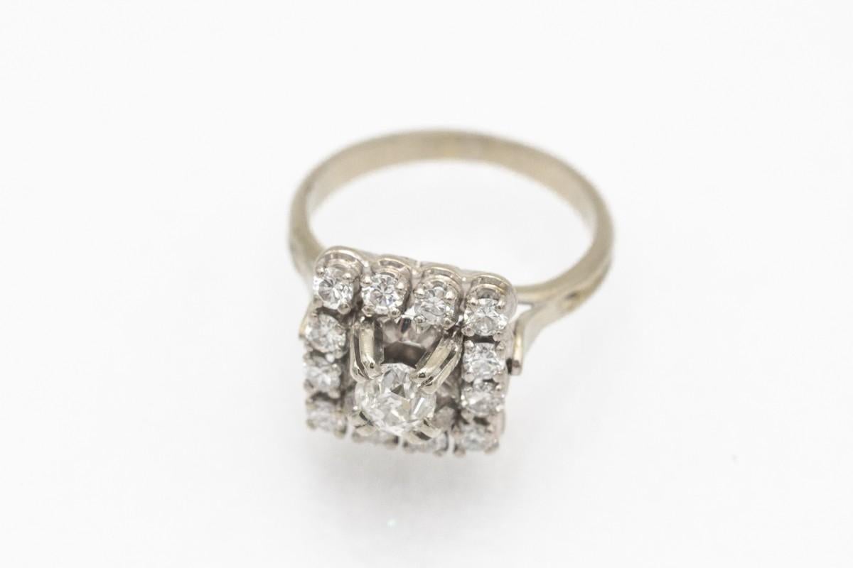 Old gold ring made of 18-karat white gold with a geometric shape set with diamonds weighing 0.92ct.

The main round diamond in an 