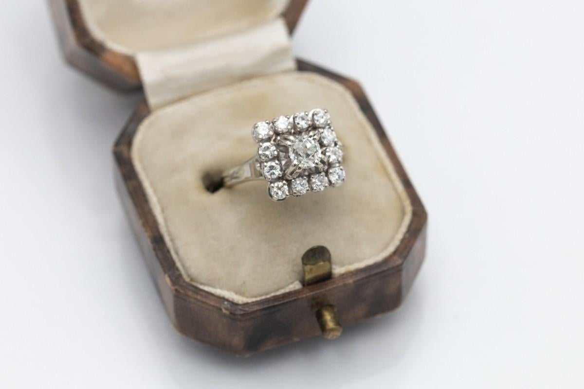 Old gold ring with 0.92ct diamonds, mid 20th century. For Sale 2