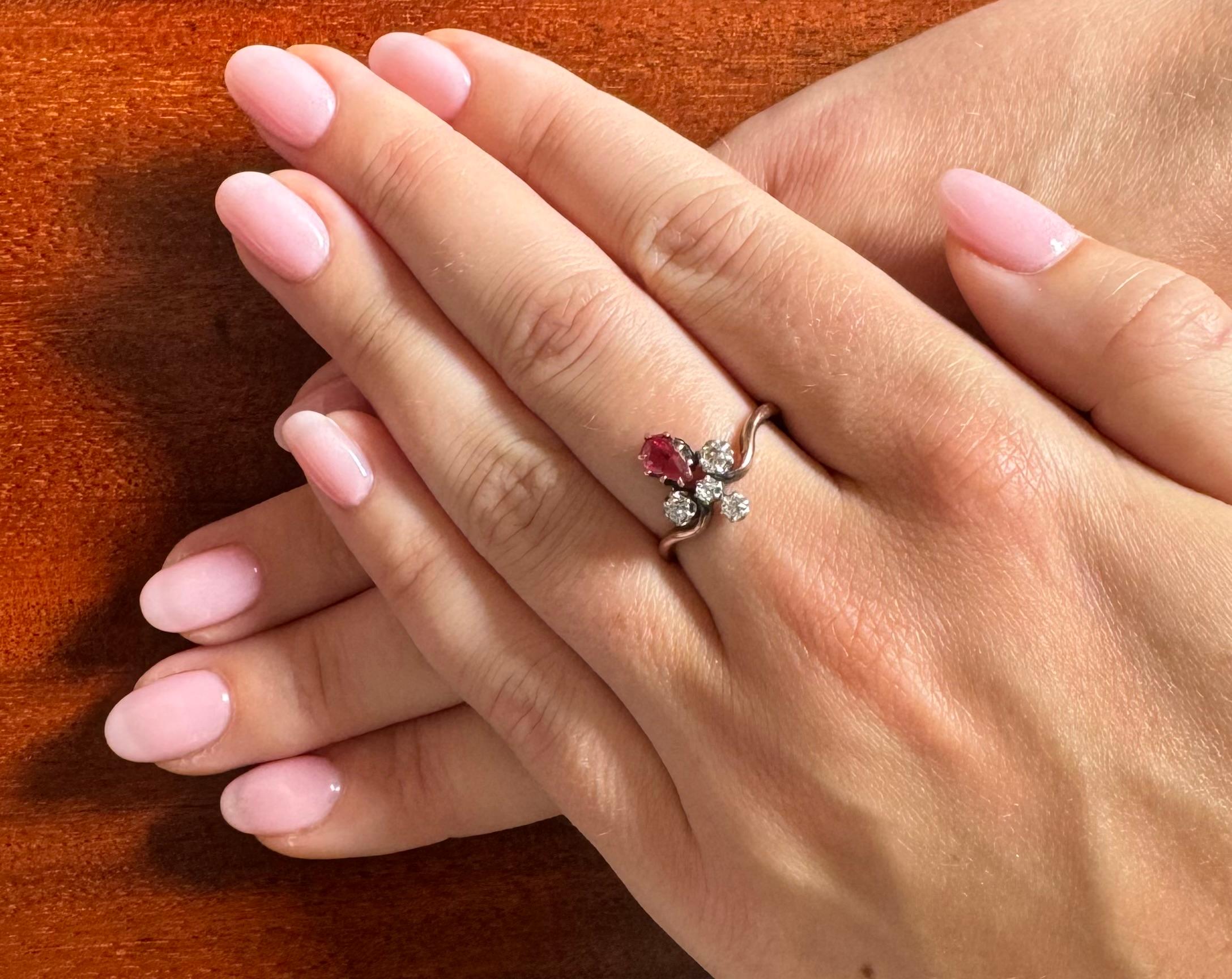 Une bague élégante à la forme sophistiquée en or 18 carats. Décoré d'un corindon synthétique central en forme de goutte d'eau. En outre, 4 anciens diamants de taille brillant.

Une bague pour les connaisseurs de bijoux anciens.

Taille de la bague :
