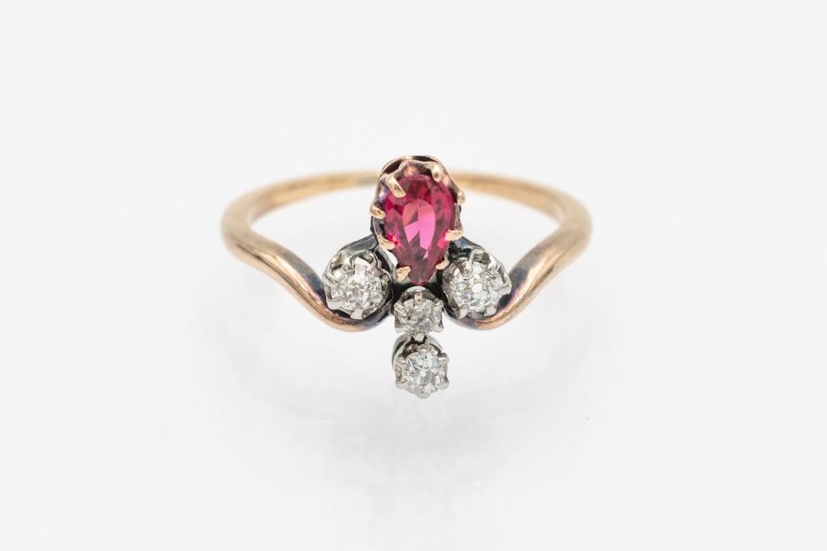 Taille vieille Europe Bague en or ancien avec diamants et corindon synthétique en vente