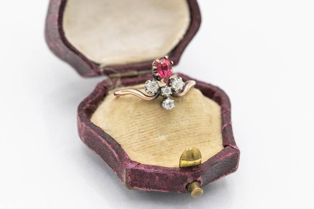 Bague en or ancien avec diamants et corindon synthétique en vente 1