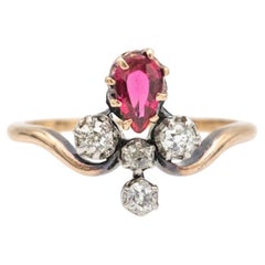 Anello in oro antico con diamanti e corindone sintetico