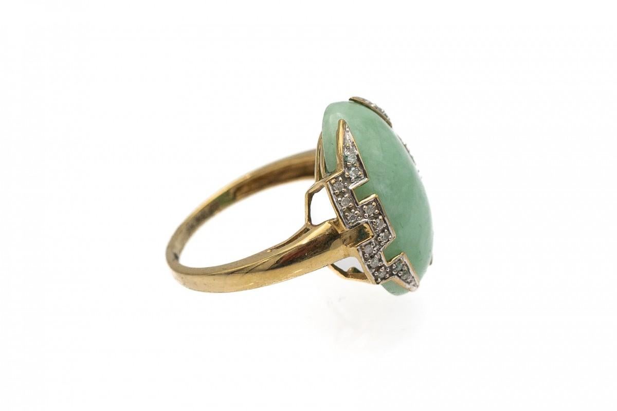 Anello in oro antico con giada e diamanti in stile Art Deco. Bellissimo anello da cocktail, perfetto per le serate e le cene tardive.

Anello: 26 diamanti rotondi per un totale di 0,08 carati; 
Realizzato in oro giallo 0,375 e giada tagliata a