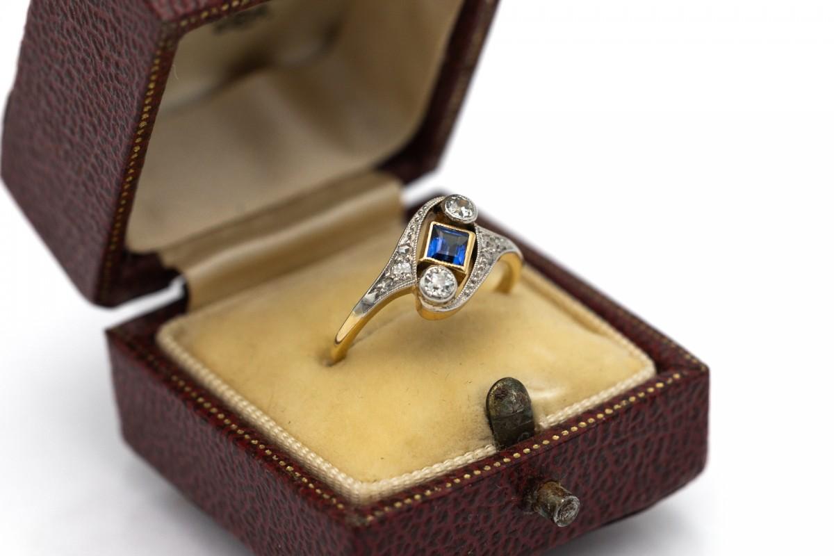 Antique gold ring with platinum elements, old-cut diamonds and a rectangular sapphire.

Natural sapphire in a facet cut, weighing approx. 0.30 ct, total weight of diamonds approx. 0.25 ct

Gold fineness: 0.750

Origin: Western Europe, early 20th