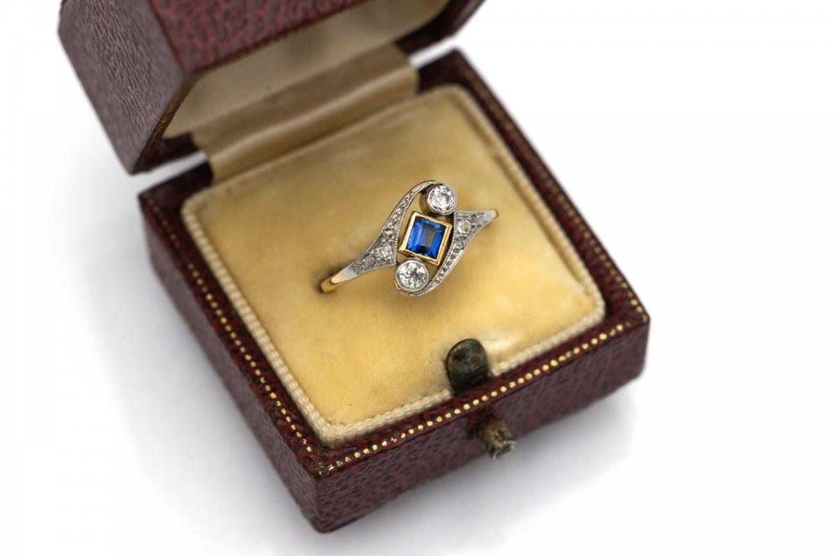 Square Cut Old gold ring with natural sapphire and diamonds. For Sale