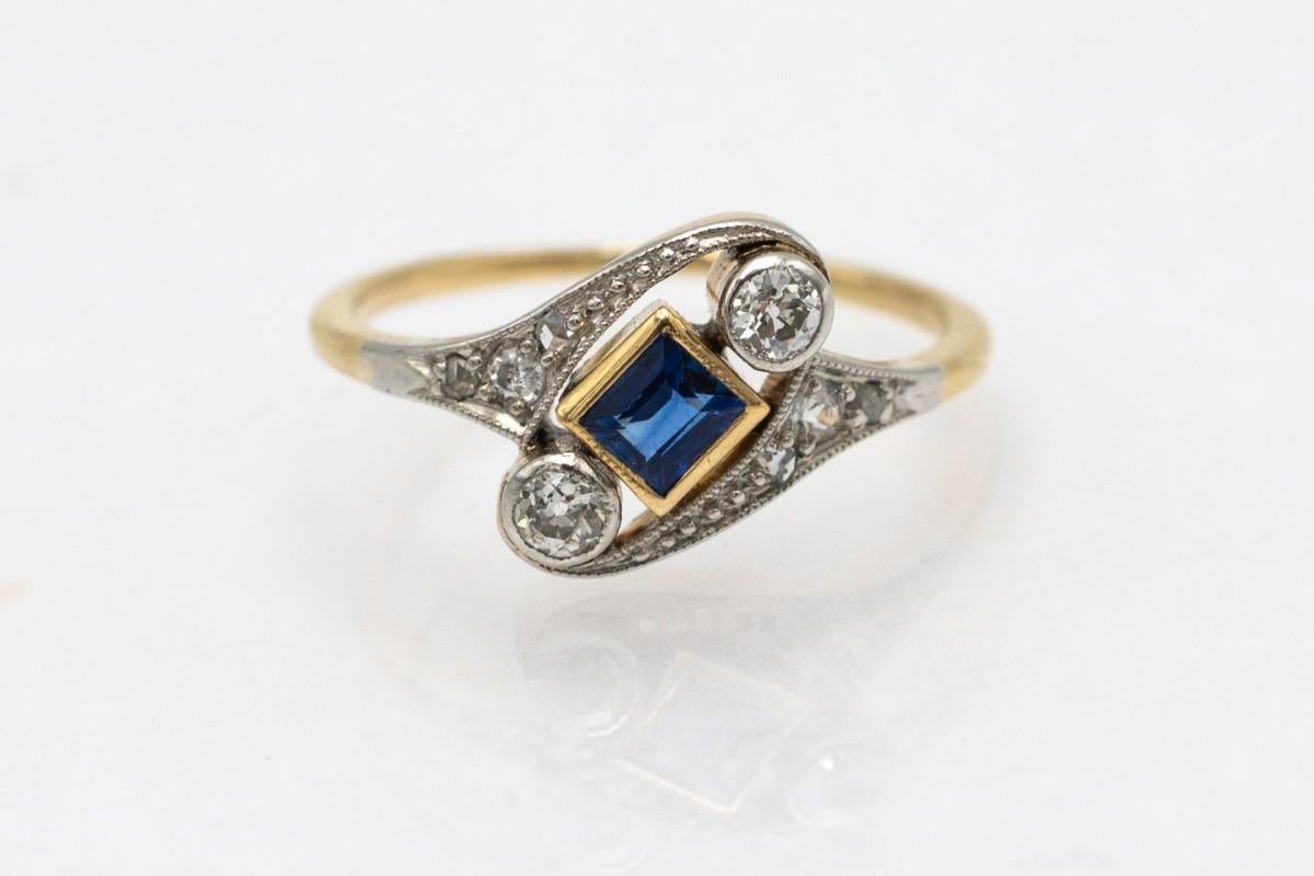 Old gold ring with natural sapphire and diamonds. In Good Condition For Sale In Chorzów, PL