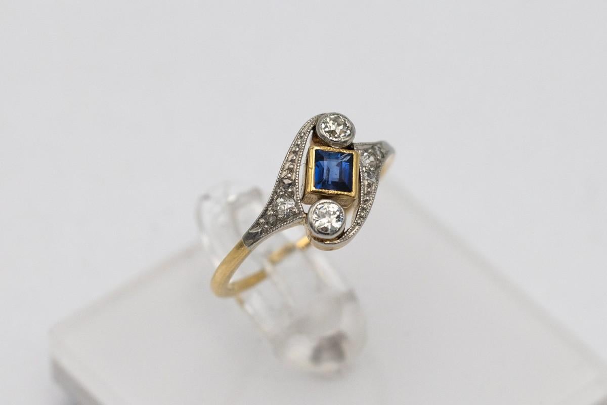 Women's or Men's Old gold ring with natural sapphire and diamonds. For Sale
