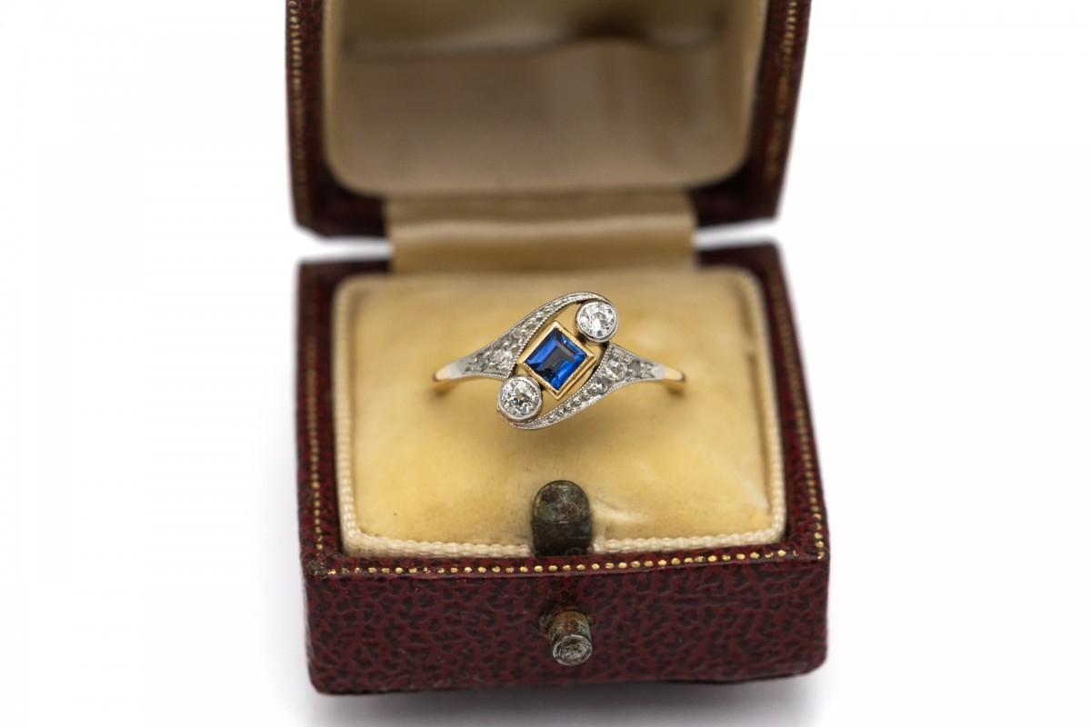Old gold ring with natural sapphire and diamonds. 2