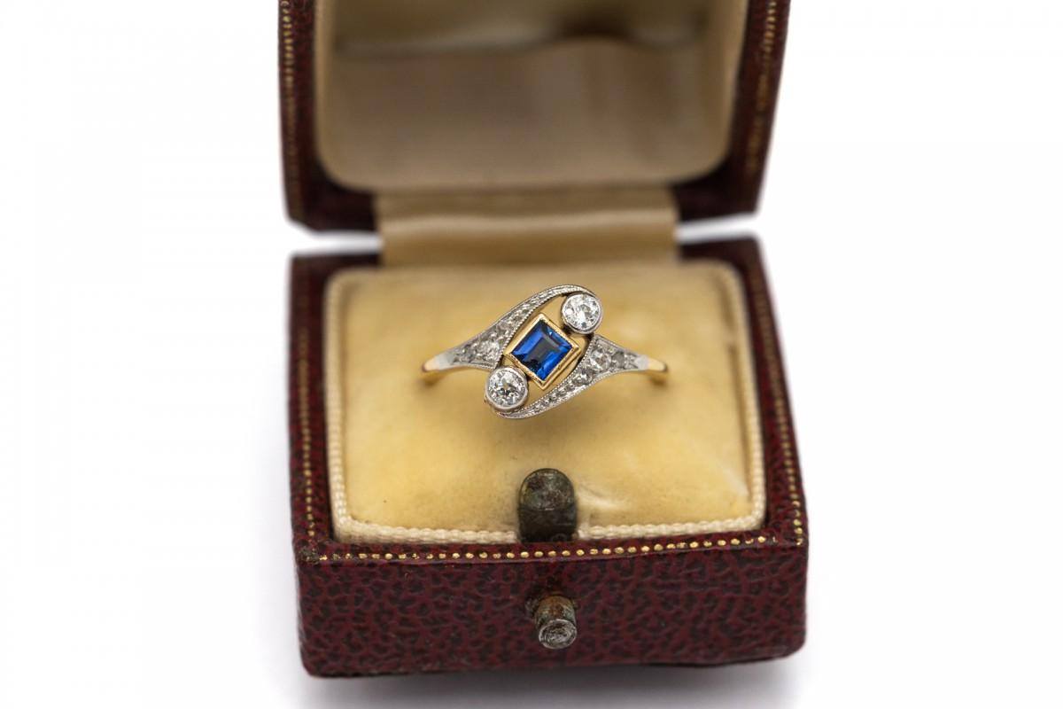 Old gold ring with natural sapphire and diamonds. For Sale 2