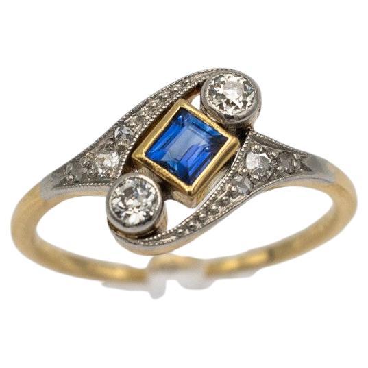 Ring aus altem Gold mit natürlichem Saphir und Diamanten.