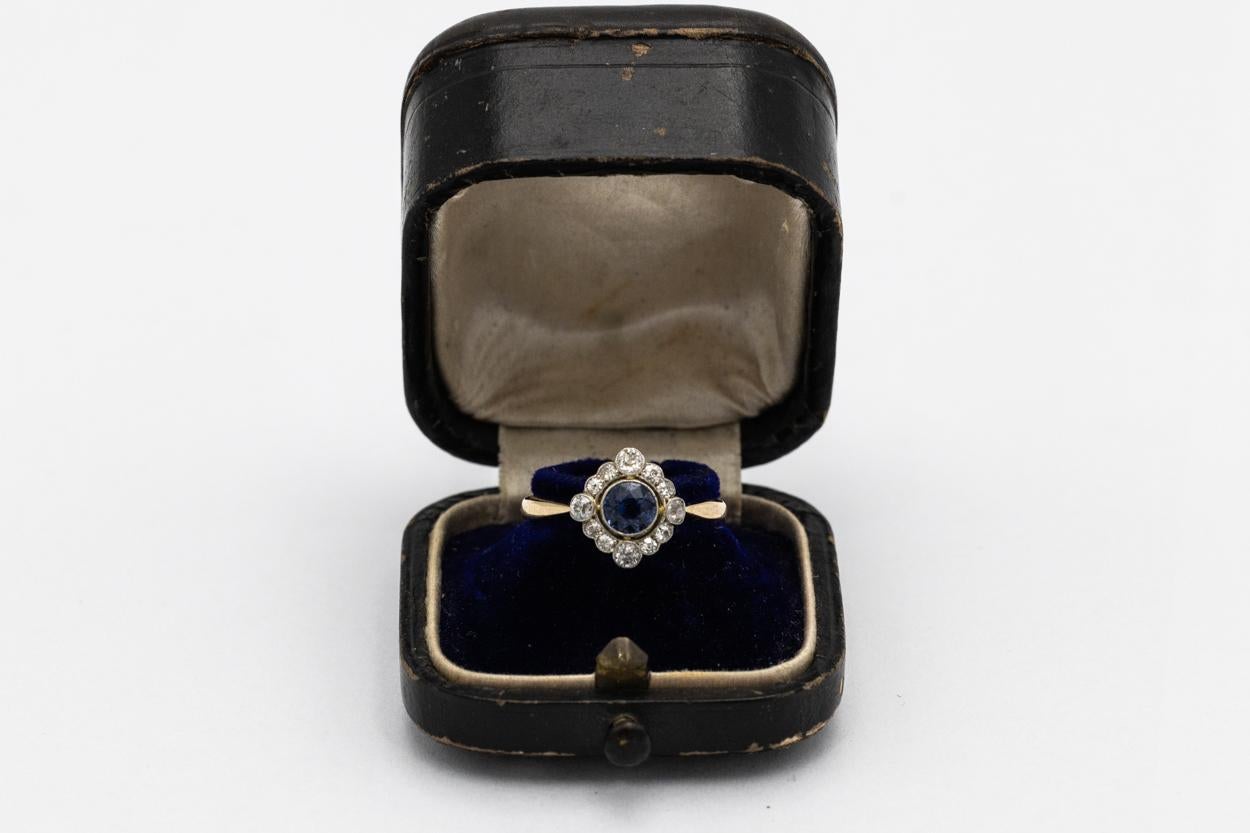 Art Deco Old gold ring with old-cut diamonds 0.30ct and blue-violet sapphire, UK, 1940s. For Sale