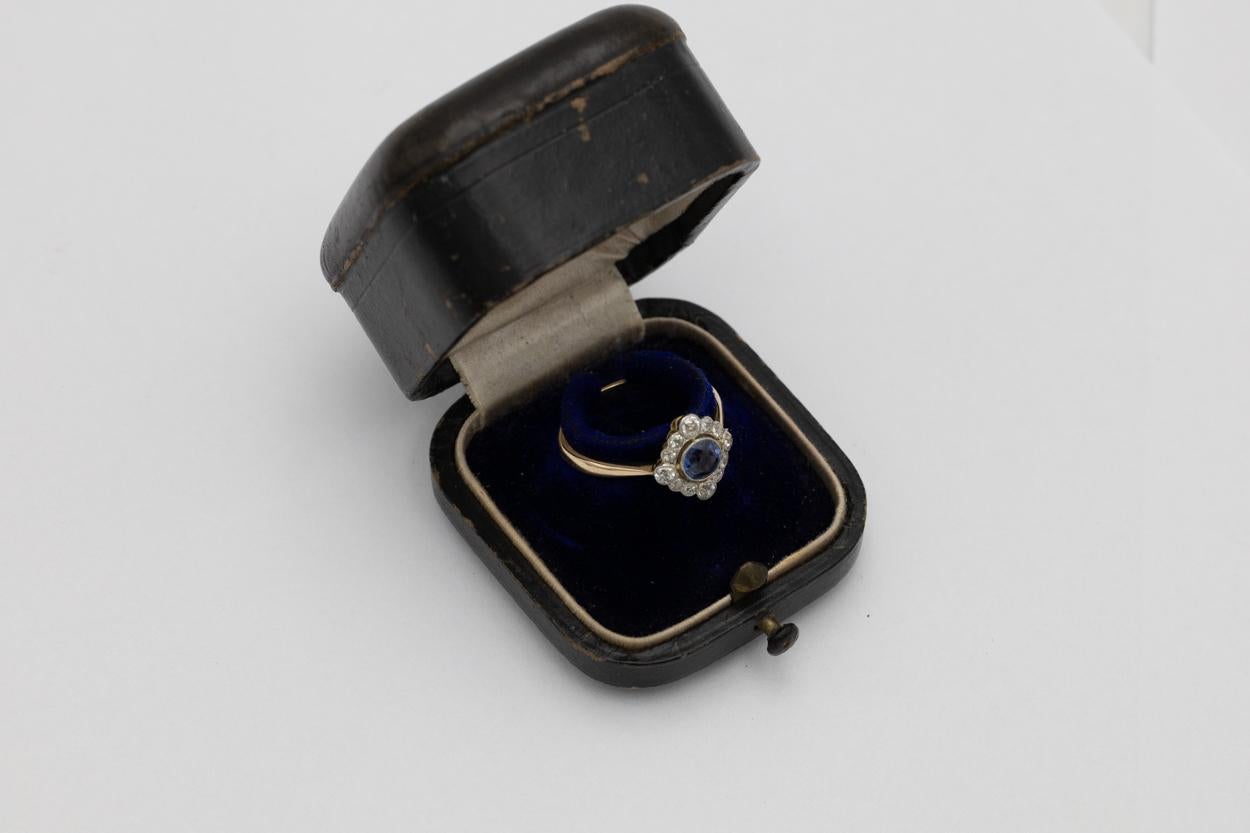 Altgoldring mit Diamanten im Altschliff 0,30ct und blau-violettem Saphir, Großbritannien, 1940er Jahre. (Alteuropäischer Schliff) im Angebot