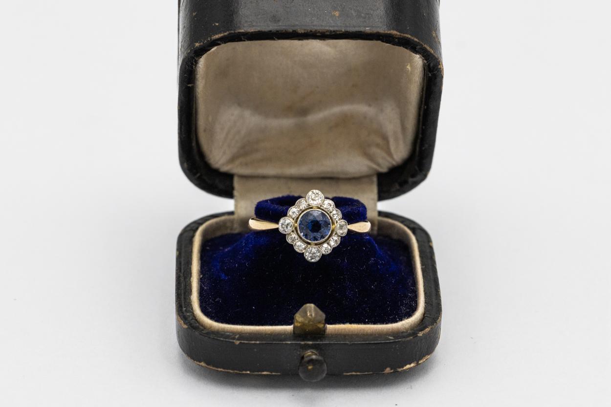 Old gold ring with old-cut diamonds 0.30ct and blue-violet sapphire, UK, 1940s. In Good Condition For Sale In Chorzów, PL