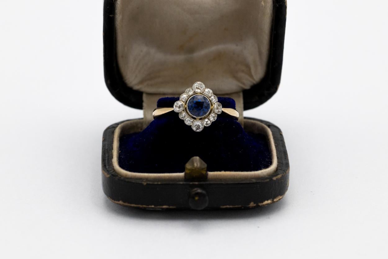 Altgoldring mit Diamanten im Altschliff 0,30ct und blau-violettem Saphir, Großbritannien, 1940er Jahre. für Damen oder Herren im Angebot
