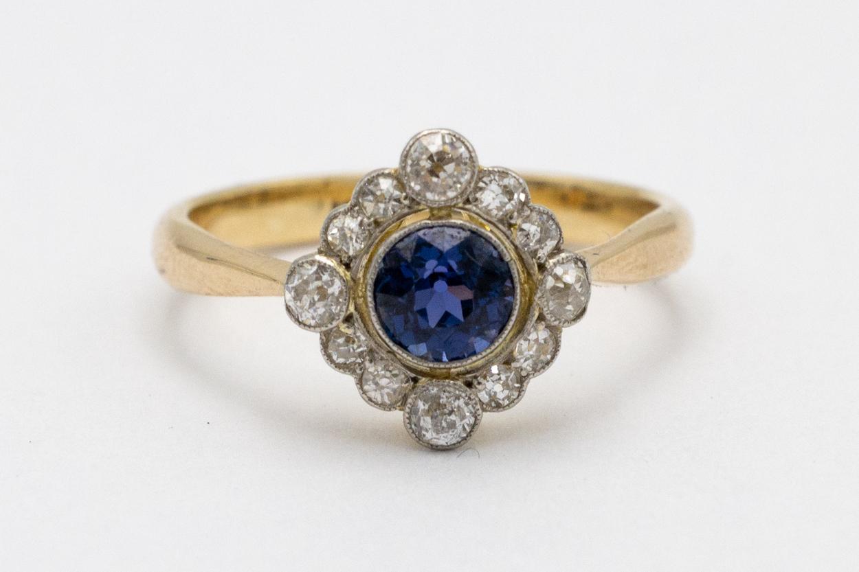 Altgoldring mit Diamanten im Altschliff 0,30ct und blau-violettem Saphir, Großbritannien, 1940er Jahre. im Angebot 1