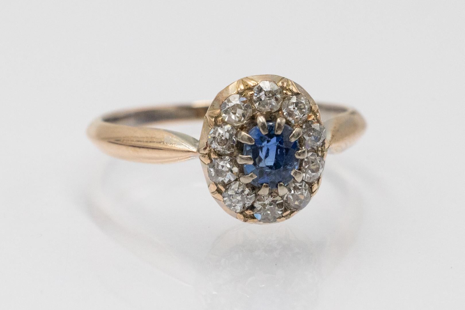 Women's or Men's Old gold ring with sapphire and diamonds, mid-20th century For Sale